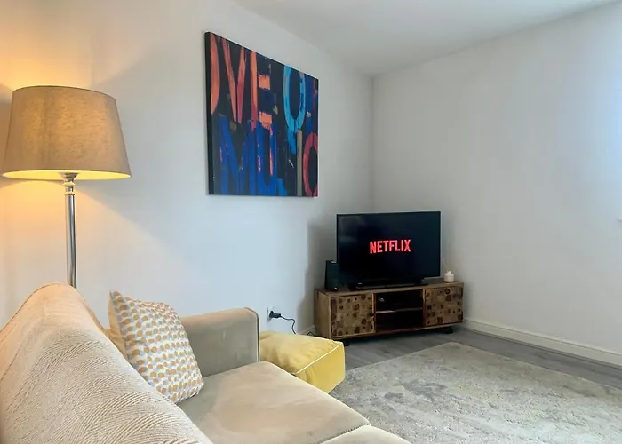 Lovely Stylish Apartment Near Penny Lane! Free Parking