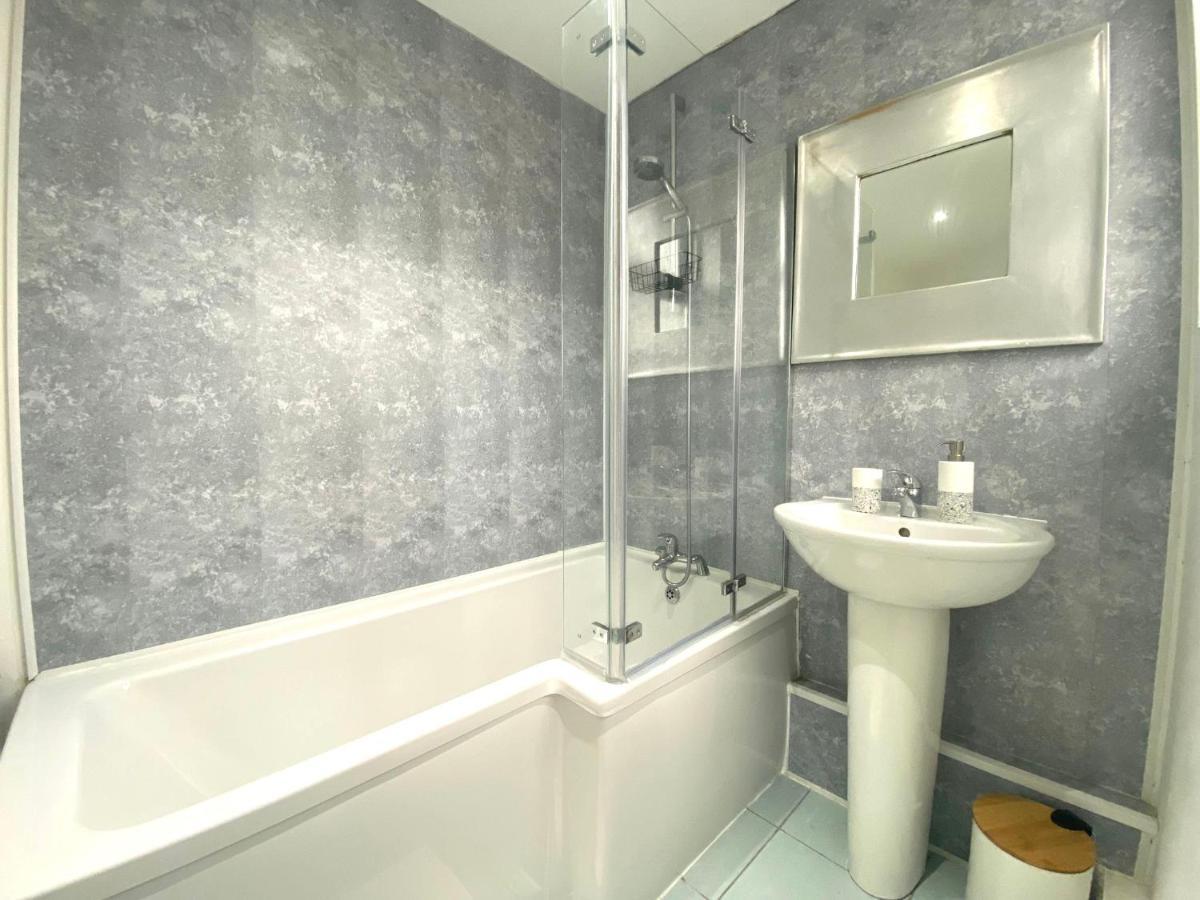 Lovely Stylish Near Penny Lane! Free Parking Apartment *