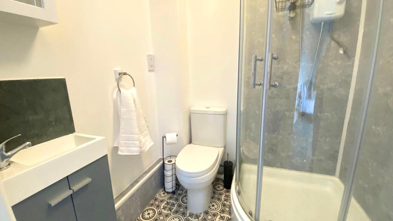 Lovely Stylish Near Penny Lane! Free Parking Apartment *